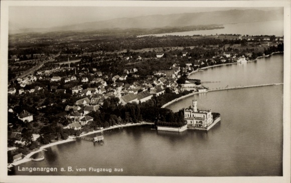 Ak Langenargen am Bodensee, Luftaufnahme von  Bodensee, Häuser, Landschaft