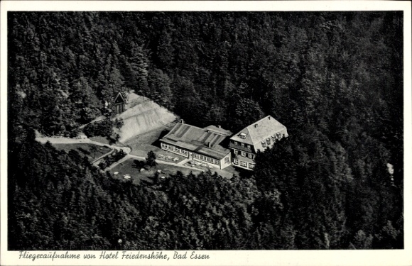 Ak Bad Essen in Nedersaksen, luchtfoto van Hotel Friedenshöhe, bosrijke omgeving, geen persoonsfoto