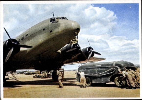 Ak Junkers Ju 90, Stukas und Lufttransporter, Transportflugzeug wird mit Treibstoff betankt