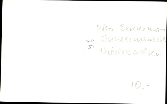 Photo Postcard Otto Bennemann, Minister of the Interior of Lower Saxony, when rinsing, Bundeswehr soldiers