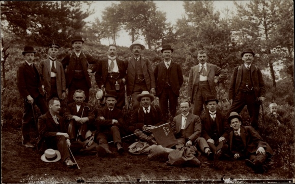 Photo Postcard hiking group, men on a slope, group photo