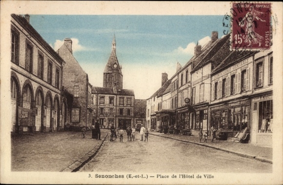 Postcard Senonches Eure et Loir, market square with clock tower, buildings, passers-by