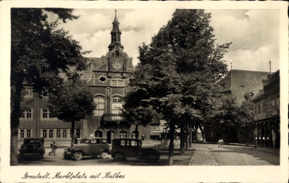 Ak Arnstadt in Thüringen, Marktplatz mit Rathaus, Bäume, alte Fahrzeuge