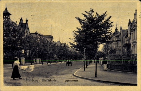 PC Hamburg Nord Winterhude, Agnesstrasse, woman with stroller