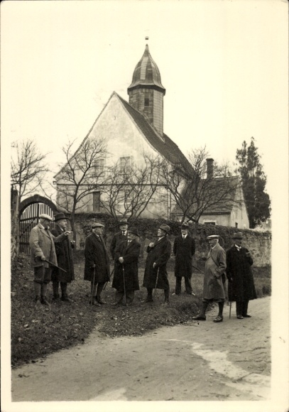 foto Ak Dresden Klotzsche Wilschdorf, mannen voor de kerk