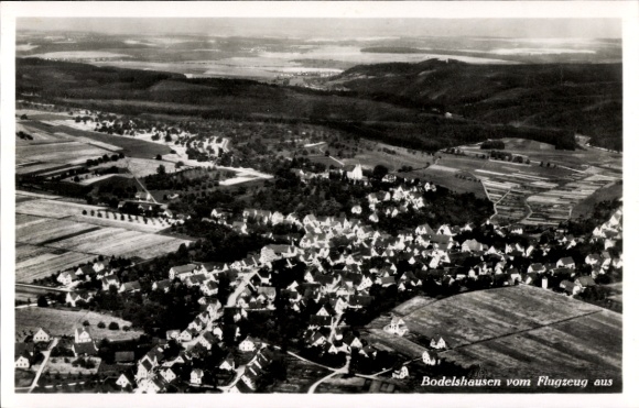Ak Bodelshausen in Württemberg, Luftaufnahme, Wohnsiedlung, ländliche Umgebung, Schwarz-Weiß-Bild