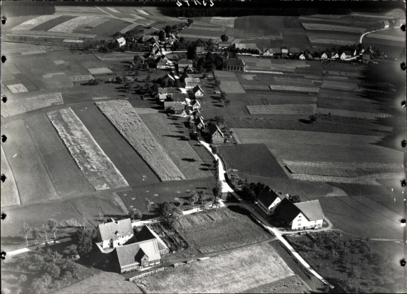 Ak Schömberg Loßburg im Schwarzwald, Schwarzwald,  kleines Dorf mit Kirche, umgeben von Felder...