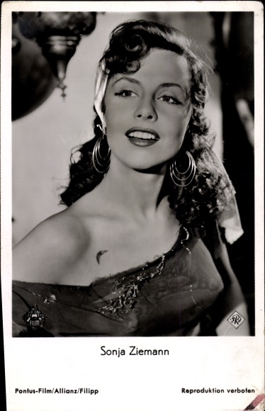 Postcard Actress Sonja Ziemann as a thief from Baghdad, portrait, earrings
