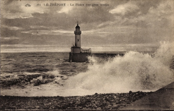 Ak Le Tréport Seine Maritime, Leuchtturm, raue See, Wolken, Wellen, Küste