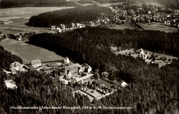 Ak Königsfeld in Sachsen, Luftaufnahme Gesundheitsort, Kindersanatorium, Wälder, Dörfer im Hinter