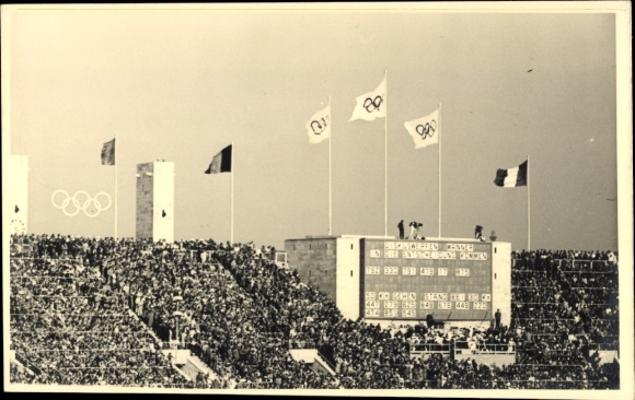 Foto Ak Olympische Spiele Berlin 1936, Olympiastadion, Ergebnistafel Diskuswerfen Männer, Zuschauer