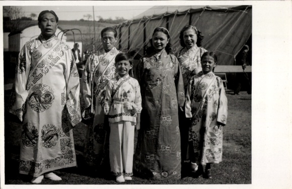 Foto Gruppe von asiatischen Menschen vor einem Zirkuszelt
