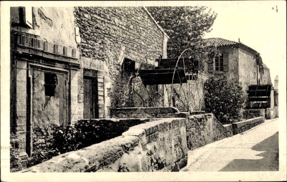 Ak L'Isle sur Sorgue Fontaine de Vaucluse, Rue de Roues