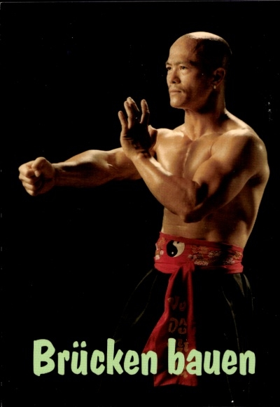 Ak Chu-Tan-Cuong, Großmeister des Kung-Fu, Brücken bauen