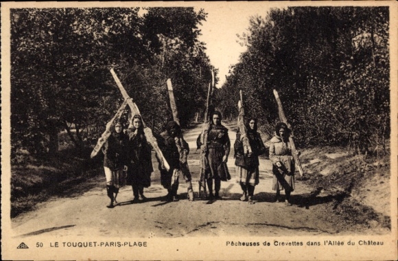 Postcard Le Touquet Paris Plage Pas de Calais, Pecheuses de Crevettes dans l'allee du Chateau