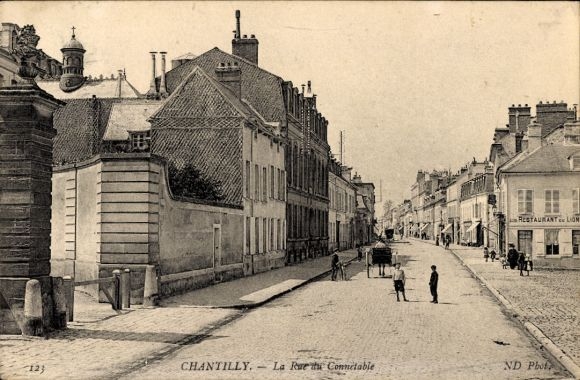 Ak Chantilly Oise, straat in Restaurant Lion, paardenkoets, mensen