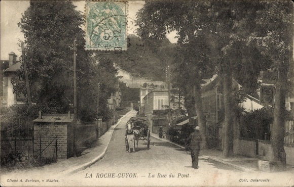 Ak Moisson La Roche-Guyon Val de Marne,  La Rue du Pont, Pferdewagen, Straße, Bäume, Häuser