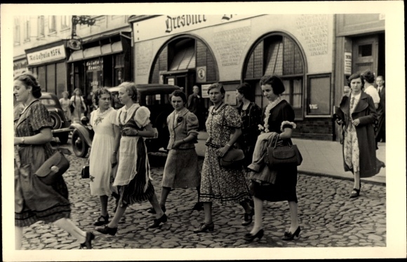 Photo Postcard Dresden, women in front of the Dresdner Bank