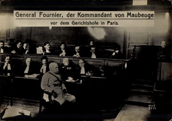 Postcard General Fournier, the commander of Maubeuge before the court in Paris