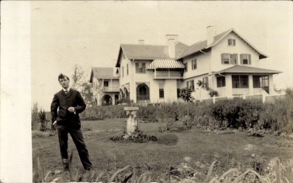 Postcard Landhaus, Man in Suit