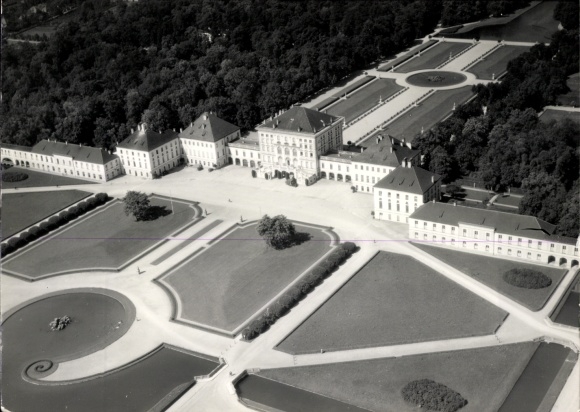 Ak Ludwigsburg in Württemberg, Residenzschloss Ludwigsburg von oben, kleiner Baum im Innenhof