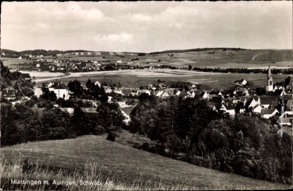 Ak Auingen Münsingen in Württemberg, Blick auf Münsingen und Auingen, bewaldete Hügel, Häuser, Ki