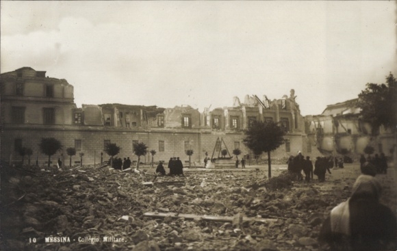 Ak Messina Sizilien, Zerstörtes Gebäude, Menschenmenge, Militärschule