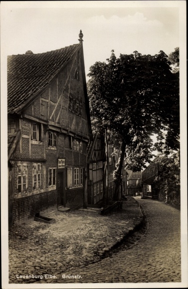 Postcard Lauenburg an der Elbe, lot in Grünstrasse, half-timbered houses