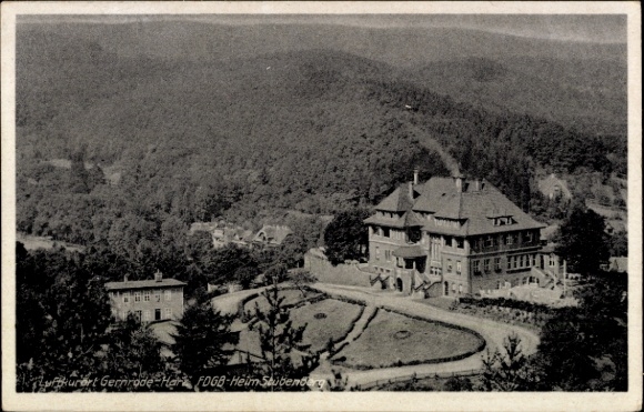 Ak Gernrode Quedlinburg in het Harzgebergte, uitzicht op een groot huis, beboste heuvels op de achtergrond