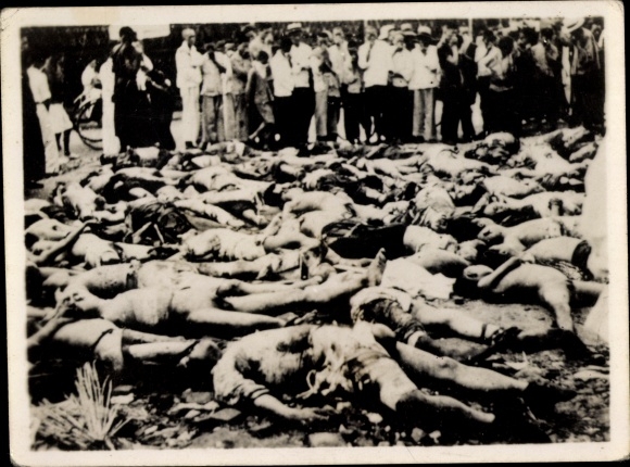 Photo China, people look at a group of corpses, executed men