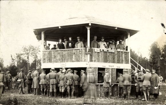 Foto Ak Pferderennen im Feld, Feld-Artillerie Batr. 852, Wettbüro mit Aussichtsplattform, 1. WK