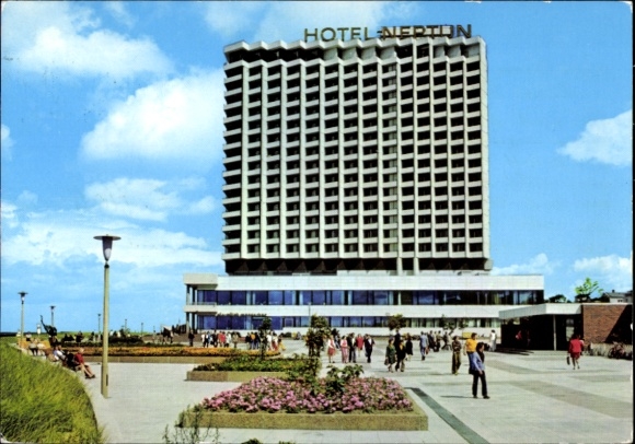 Postcard Ostseebad Warnemünde Rostock, Hotel Neptun, passers-by