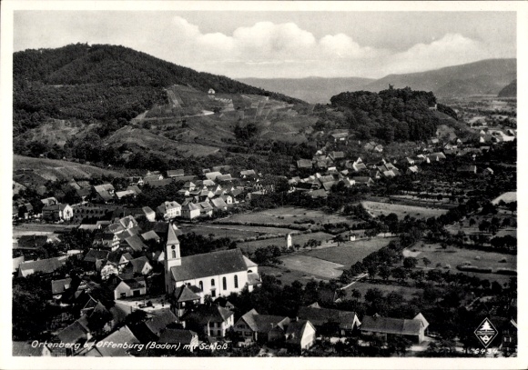 Ak Offenburg in Baden Schwarzwald, Schwarzwaldlandschaft, Ort mit Kirche, viele Häuser