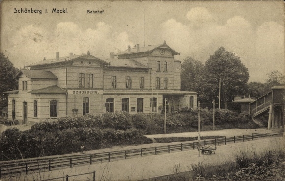 Postcard Schönberg in Mecklenburg, train station