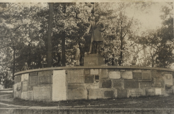 Original Foto Berlin Neukölln, Volkspark Hasenheide, Jahn-Denkmal, um 1946, ca. 13 x 18 cm