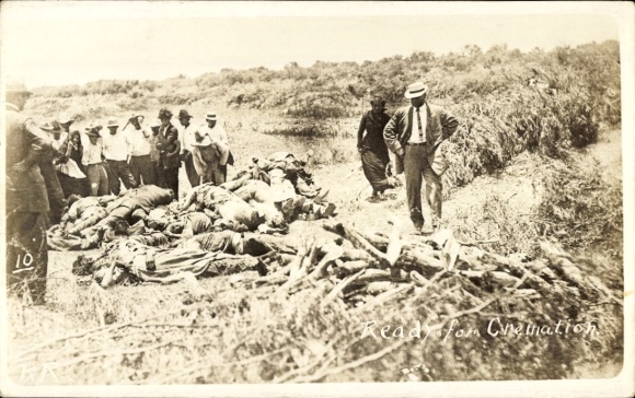 Photo Postcard Mexico, Revolution, executed men before cremation