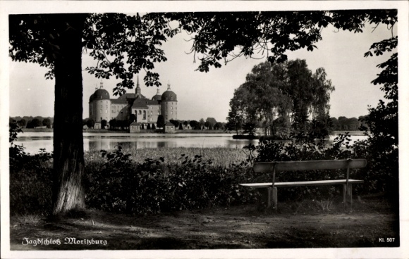 Ak Moritzburg in Sachsen, Jagdschloss  malerische Landschaft, Bank im Vordergrund, Wasseransicht