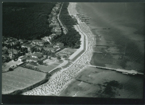 Ak Fulgen Ostseebad Kühlungsborn, Blick auf den Strand von Kühlungsborn mit vielen Menschen, d...