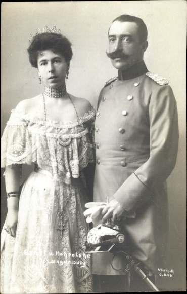 Ak Fürst Ernst II. zu Hohenlohe Langenburg, Portrait in Uniform, Alexandra von Sachsen Coburg Gotha
