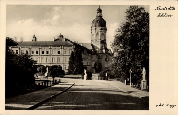 KP Strelitz Alt Neustrelitz w Meklemburgii, zamek, monumentalna architektura, budynek, przyroda, S