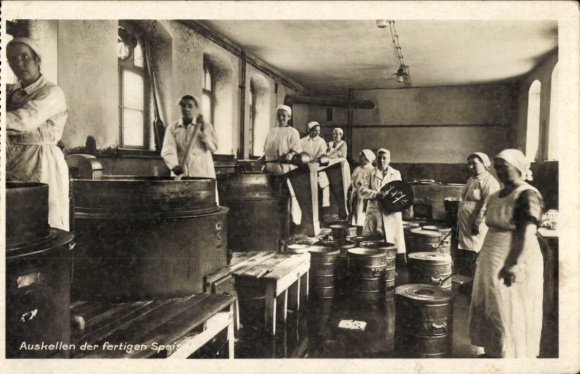 Photo Postcard Magdeburg on the Elbe, Quaker meal 1920-25, serving the finished food