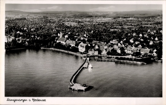 Ak Langenargen am Bodensee, Luftaufnahme von Langenargen, Bodensee, zahlreiche Häuser, Wasser, Br