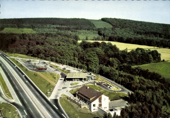 Ak Herford in Westfalen, Autobahn-Raststätte, Landschaft, Straße, Gebäude