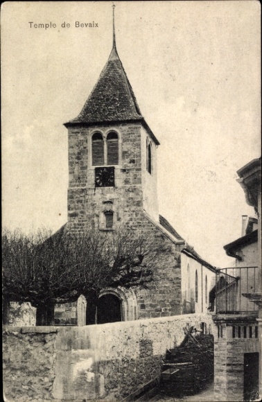 Ak Bevaix Kanton Neuenburg, Tempel von  Baumreihe, Steinhäuser, Schwarz-Weiß-Foto