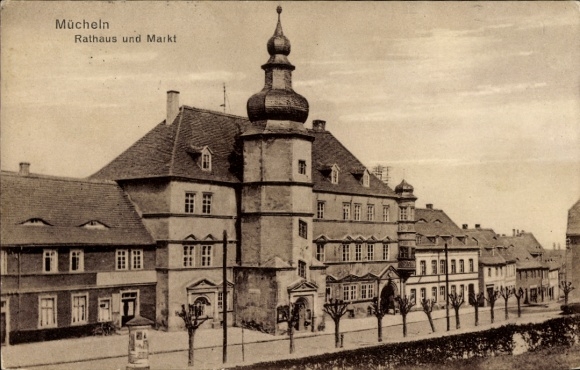 Ak Mücheln im Saalekreis,  Rathaus und Markt, Gebäude mit Kuppeln, gepflasterte Straße, Bäume