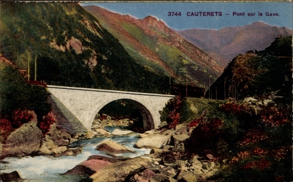 Ak Cauterets Hautes Pyrénées , Brücke über den Gave, Berge im Hintergrund, farbenfrohe 