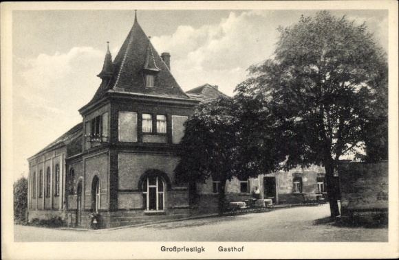 Postcard Großpriesligk Groitzsch in Saxony, Walter Mäding's inn, street view