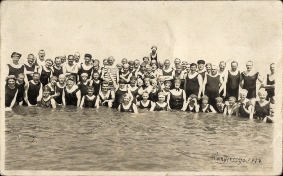 Photo Postcard North Sea resort Wangerooge, bathers in swimwear in the water, group photo 1924