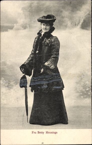 Aktorka Betty Hennings, portret stojący, płaszcz, parasol