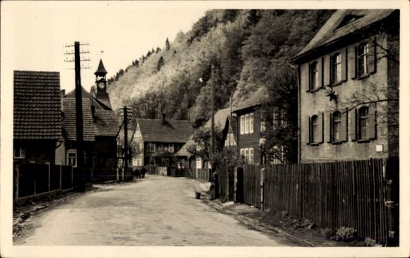 KP Schleusingerneundorf Schleusingen w Turyngii, piękna wioska z domami, ulicą, wieżą zegarową, Wäl